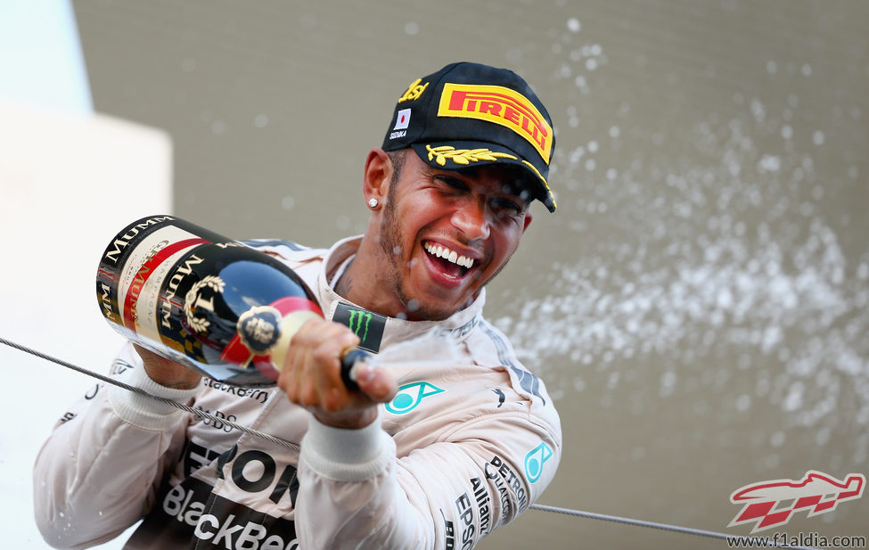 Chorro de champán de un sonriente Lewis Hamilton