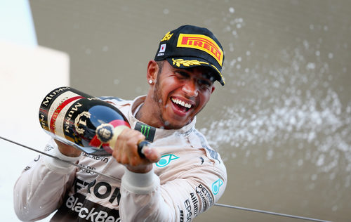 Chorro de champán de un sonriente Lewis Hamilton