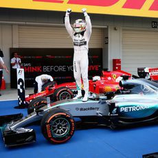 Lewis Hamilton celebra el triunfo sobre su monoplaza