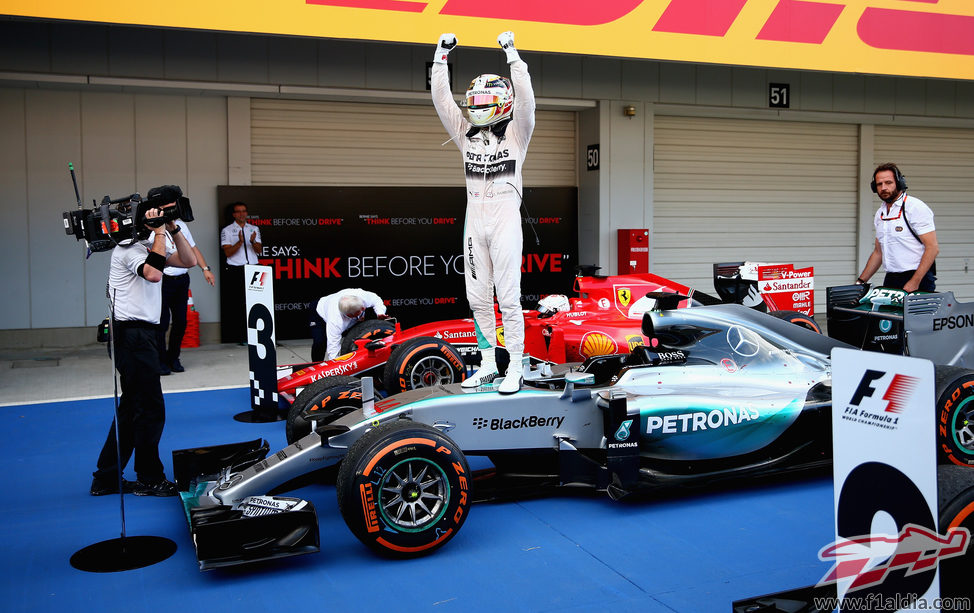 Lewis Hamilton celebra el triunfo sobre su monoplaza