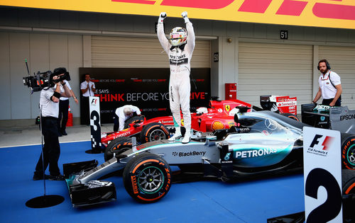 Lewis Hamilton celebra el triunfo sobre su monoplaza