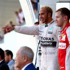 Sebastian Vettel y Lewis Hamilton juntos en el podio