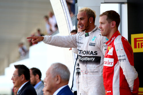 Sebastian Vettel y Lewis Hamilton juntos en el podio
