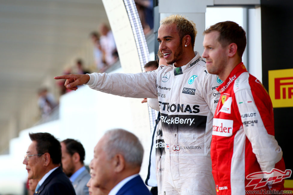 Sebastian Vettel y Lewis Hamilton juntos en el podio