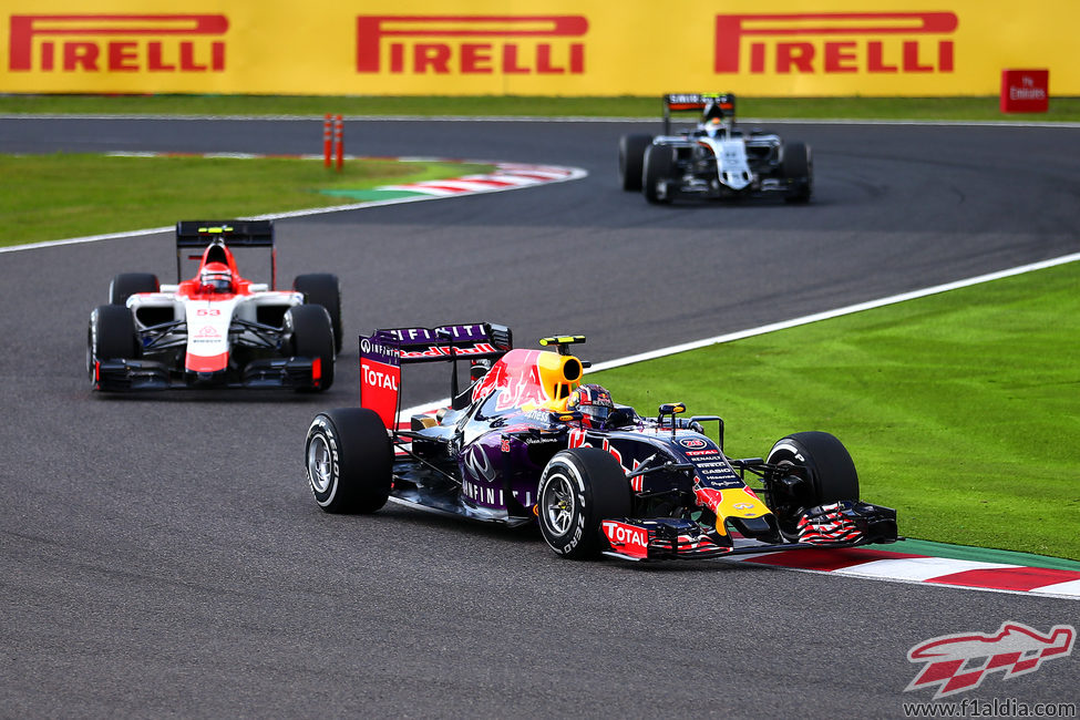 Alexander Rossi sigue a Daniel Ricciardo
