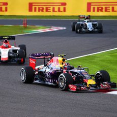 Alexander Rossi sigue a Daniel Ricciardo