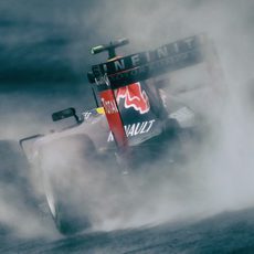 Daniil Kvyat rodando bajo la intensa lluvia