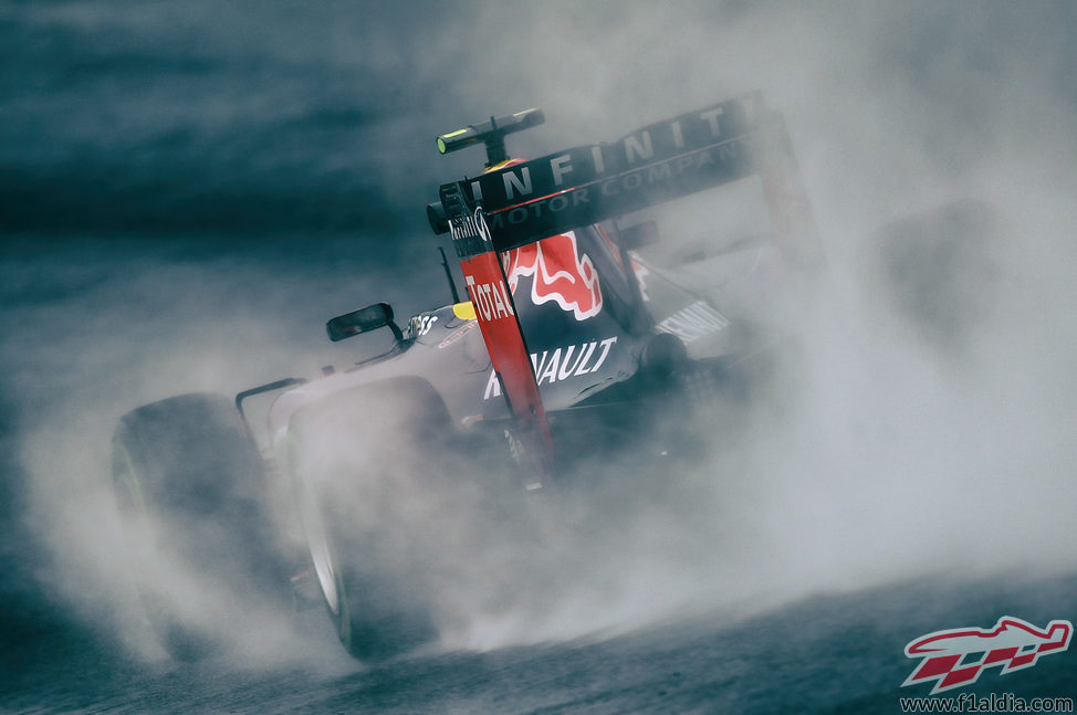 Daniil Kvyat rodando bajo la intensa lluvia