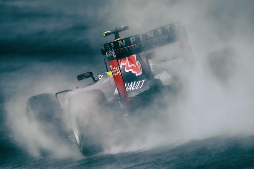 Daniil Kvyat rodando bajo la intensa lluvia