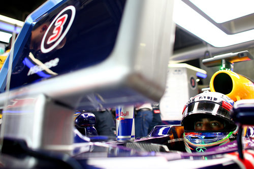 Daniel Ricciardo en el garaje