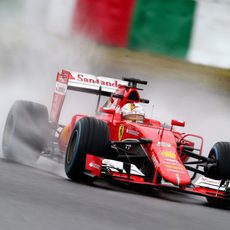 Sebastian Vettel rodando con los neumáticos de lluvia
