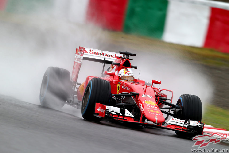 Sebastian Vettel rodando con los neumáticos de lluvia