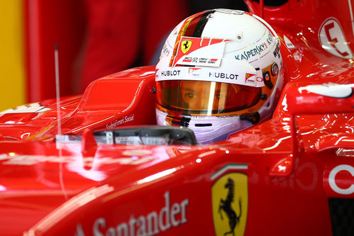 Sebastian Vettel saliendo a la pista