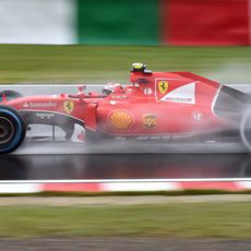 Kimi Raikkonen rodando bajo la lluvia