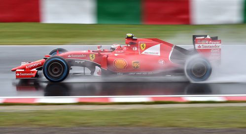 Kimi Raikkonen rodando bajo la lluvia