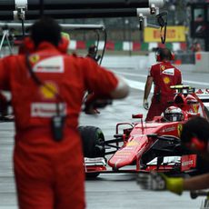 Kimi Raikkonen llegando a su garaje