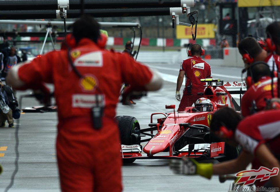 Kimi Raikkonen llegando a su garaje