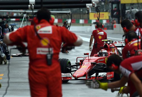 Kimi Raikkonen llegando a su garaje