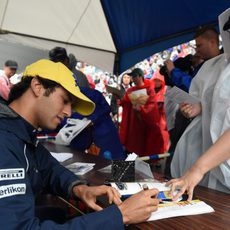 Felipe Nasr firmando autógrafos