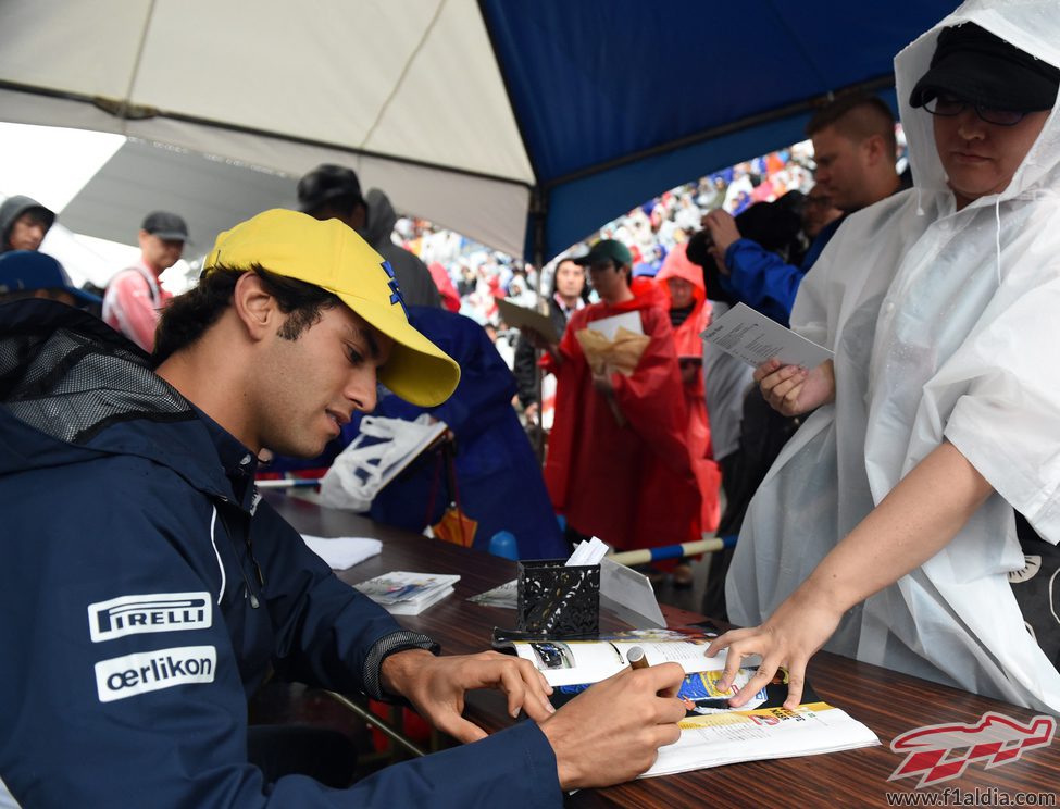 Felipe Nasr firmando autógrafos