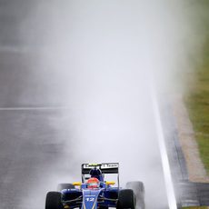 Felipe Nasr levantando mucho "spray"