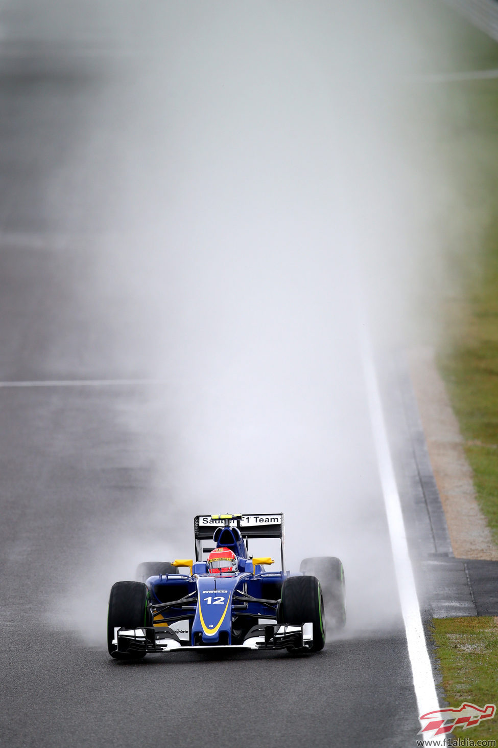 Felipe Nasr levantando mucho "spray"