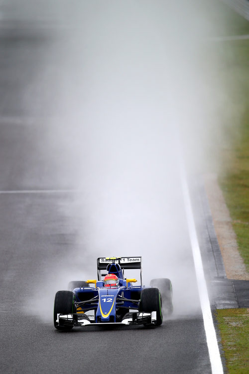 Felipe Nasr levantando mucho "spray"