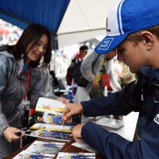 Marcus Ericsson regalando autógrafos