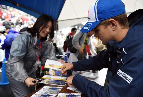 Marcus Ericsson regalando autógrafos