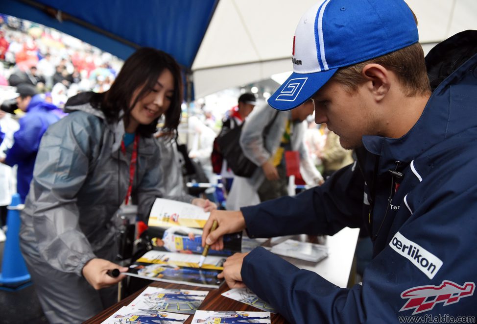 Marcus Ericsson regalando autógrafos