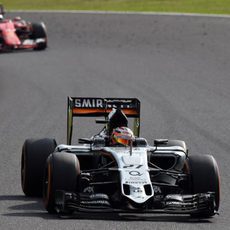 Nico Hulkenberg rodando delante del Ferrari