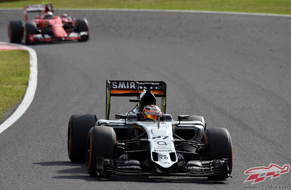 Nico Hulkenberg rodando delante del Ferrari