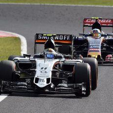 Sergio Pérez luchando con Carlos Sainz