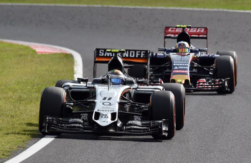 Sergio Pérez luchando con Carlos Sainz