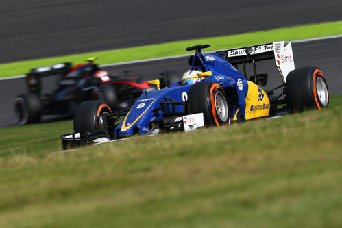 Marcus Ericsson superando al McLaren