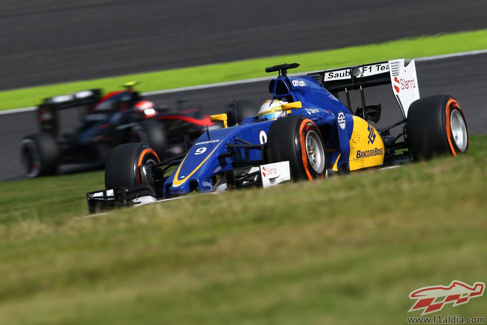 Marcus Ericsson superando al McLaren