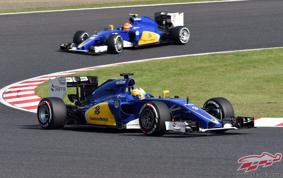 Los dos Sauber tras una buena salida