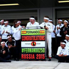 Fernando Alonso y McLaren celebran los 250 GPs del español