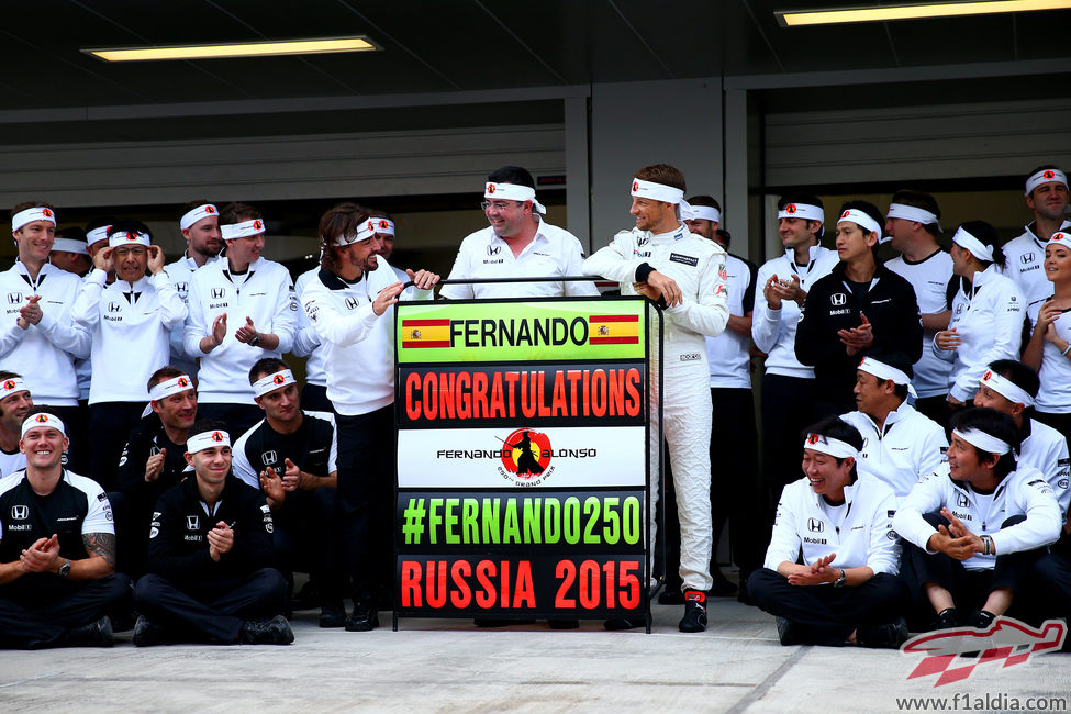 Fernando Alonso y McLaren celebran los 250 GPs del español