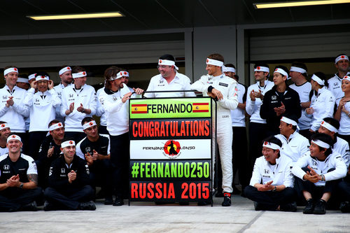 Fernando Alonso y McLaren celebran los 250 GPs del español