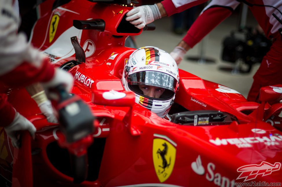 Sebastian Vettel volviendo a su garaje