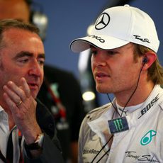 Paddy Lowe charla con Nico Rosberg