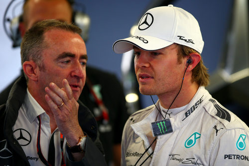 Paddy Lowe charla con Nico Rosberg