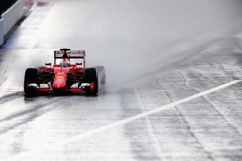 Sebastian Vettel rodando sobre el asfalto mojado