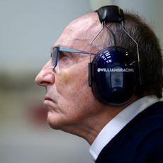 Frank Williams observa lo que ocurre en pista