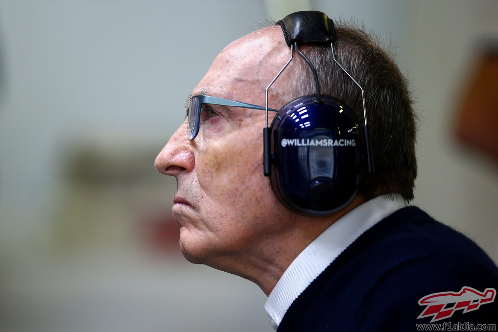 Frank Williams observa lo que ocurre en pista