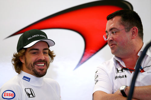 Fernando Alonso y Eric Boullier sonríen en el box