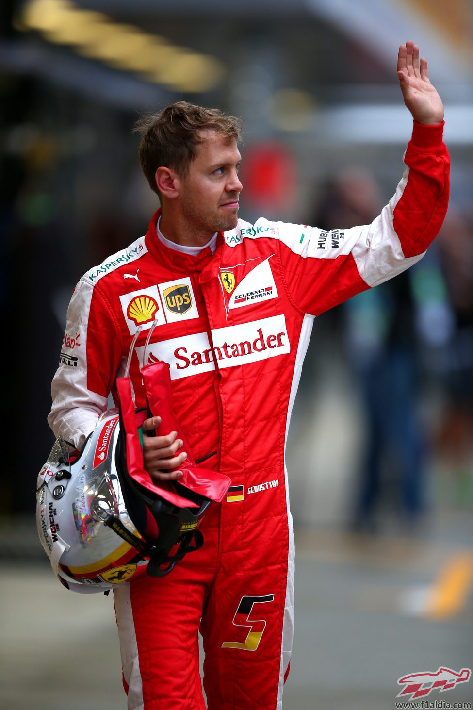 Sebastian Vettel salundando a la afición rusa