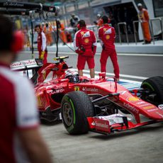 Kimi Raikkonen pasando por boxes