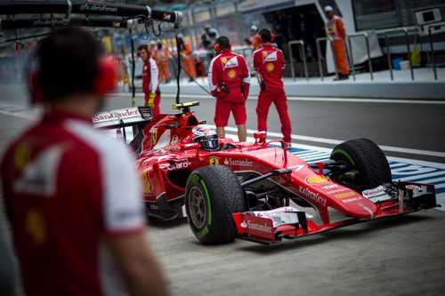 Kimi Raikkonen pasando por boxes